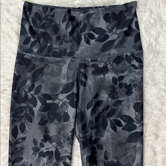 Old Navy Like New Active Powersoft Extra High-Rise Leggings Cropped Size M - Picture 3 of 12